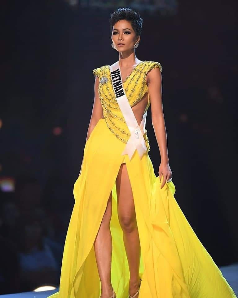 Sự kiện - Bán kết Miss Universe 2018: H'Hen Niê hất váy đầy duyên dáng, người đẹp Ấn Độ gặp sự cố lộ ngực (Hình 7).