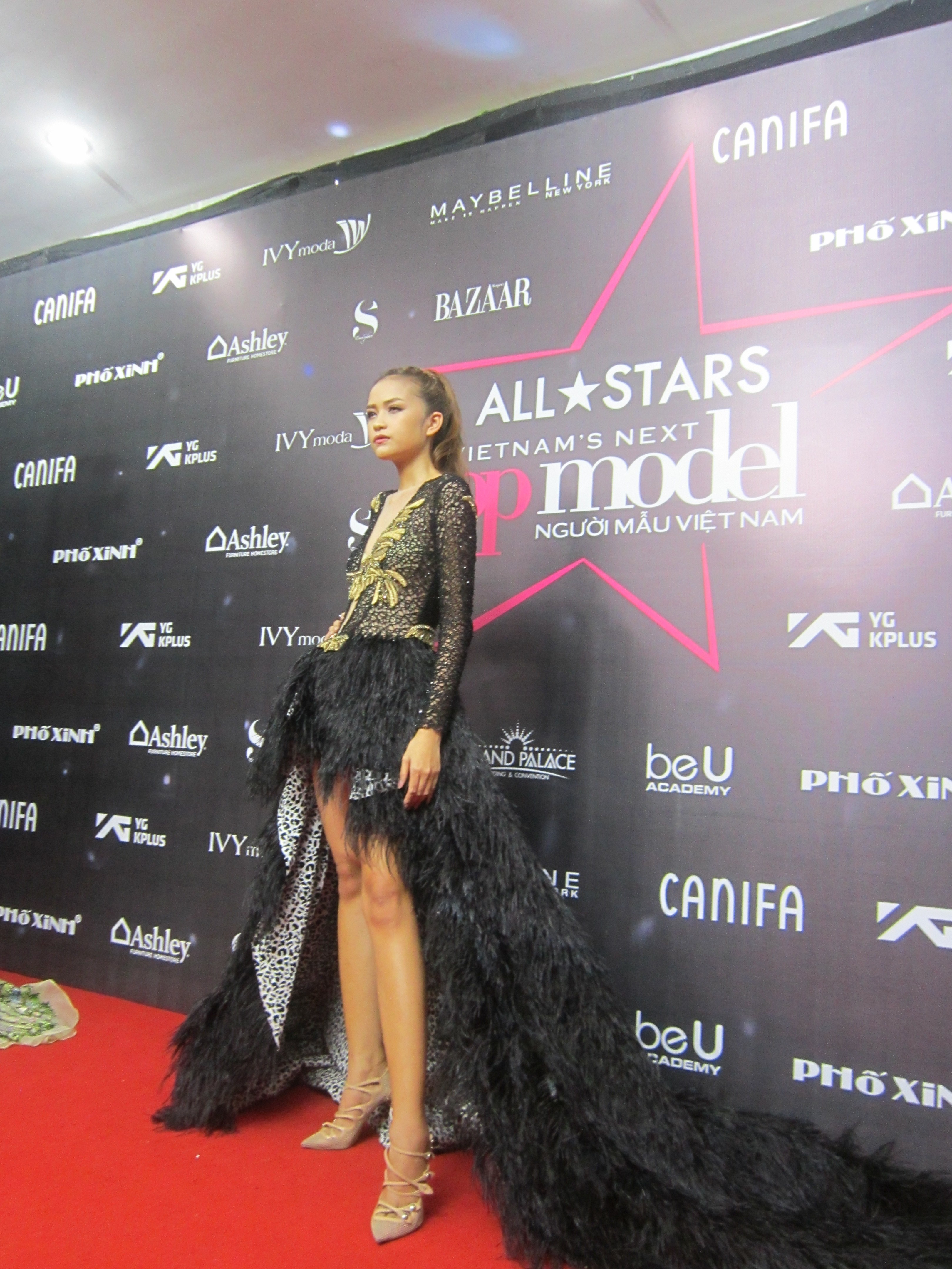 Giải trí - Dàn sao lộng lẫy trên thảm đỏ chung kết 'Vietnam's Next Top Model '2017 