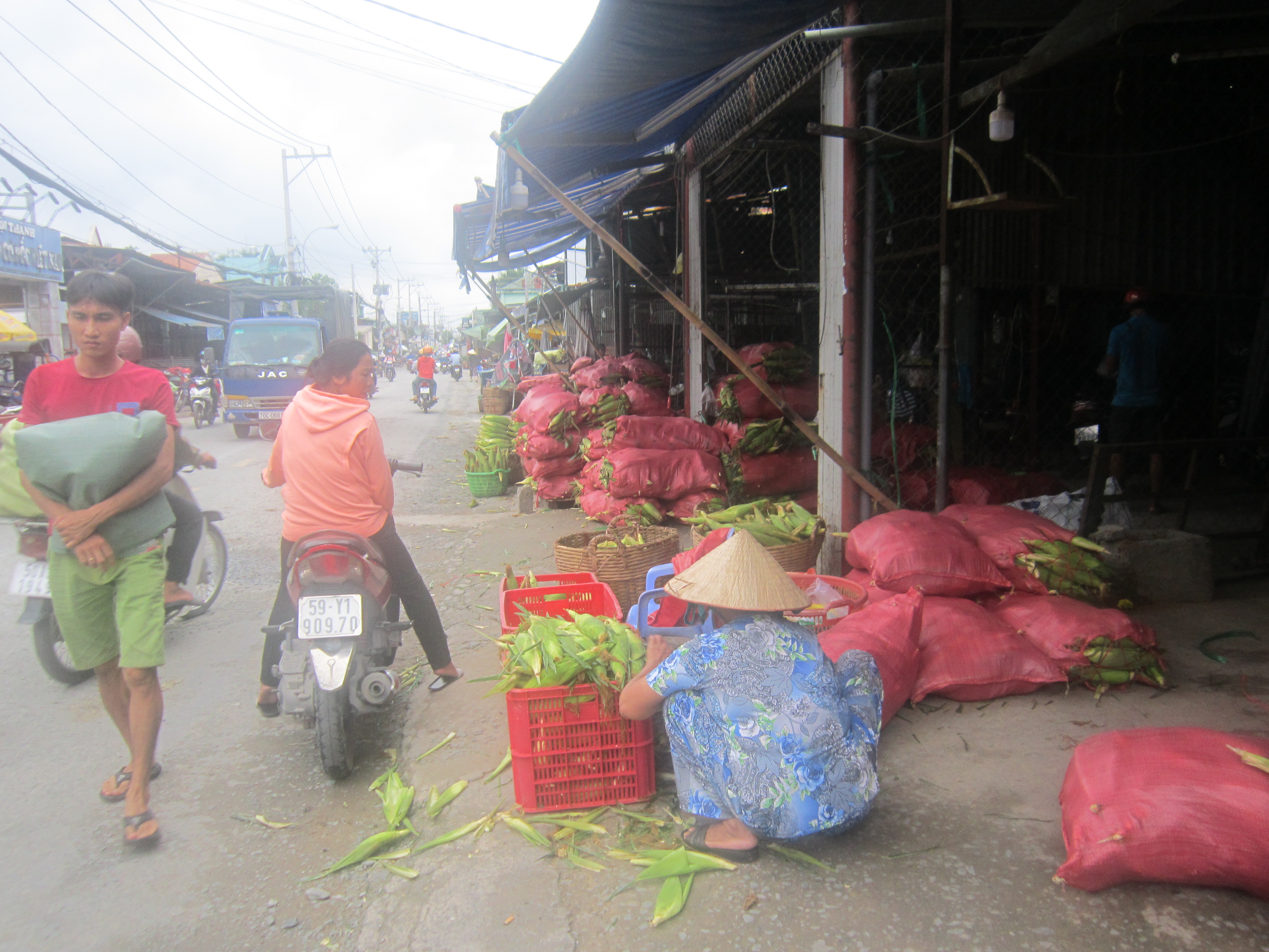 Dân sinh - Độc đáo chợ bắp lớn nhất Sài thành (Hình 6).