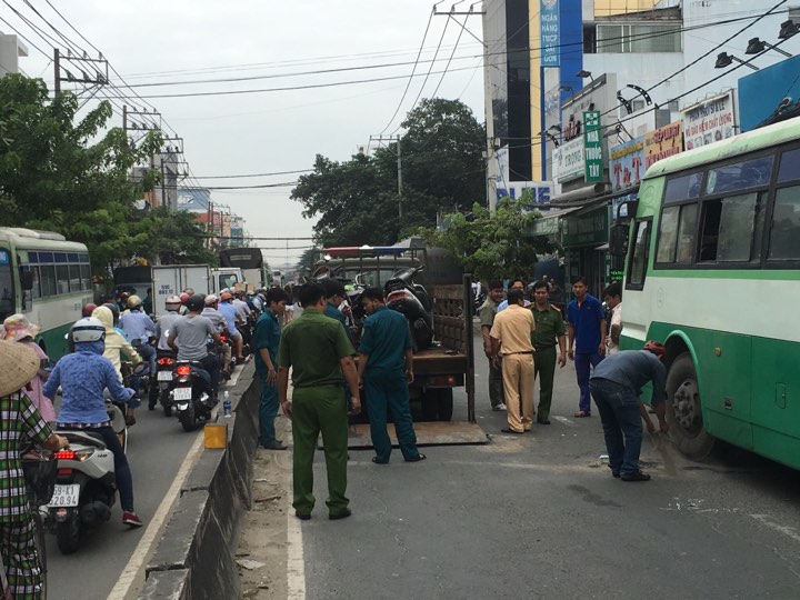 Tin nhanh - Va chạm với xe buýt và xe bồn, một người đàn ông nhập viện