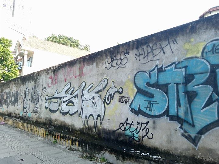 Được biết, hành vi vẽ trái phép, không đúng chỗ được cộng đồng Graffiti gọi là bomb, người vẽ gọi là bomber. 