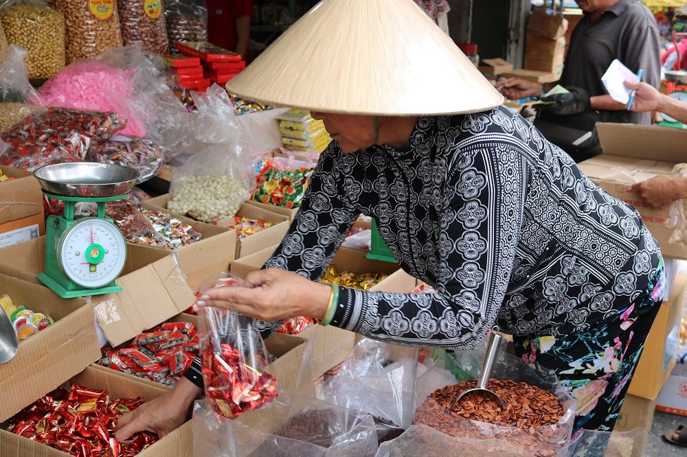 Bánh kẹo là một trong những mặt hàng bán chạy nhất trong dịp Tết Nguyên đán.