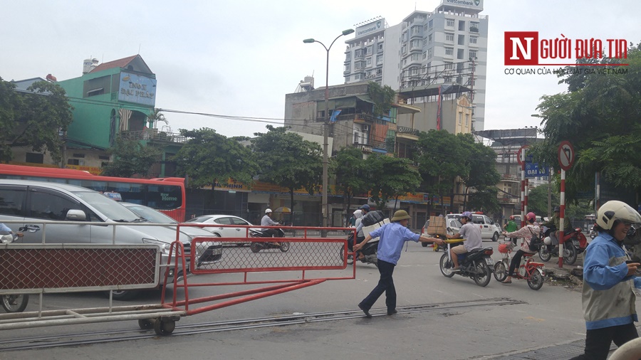 Gia đình - Chuyện nghề 38: Nỗi niềm trăn trở của những người làm nghề gác chắn tàu (Hình 2).