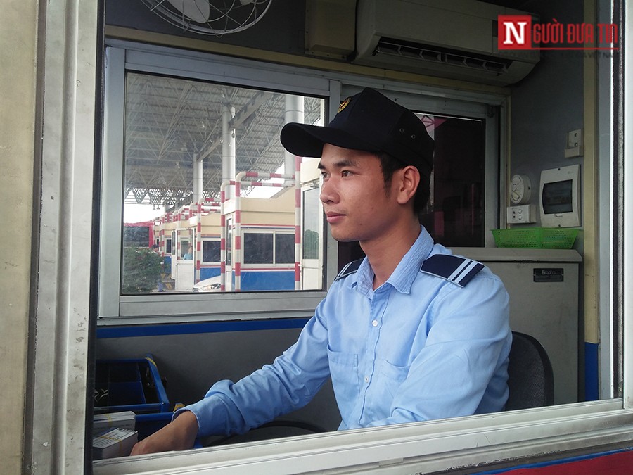 Dân sinh - Nhân viên thu phí BOT: Muốn theo nghề phải có tinh thần thép! (Hình 2).