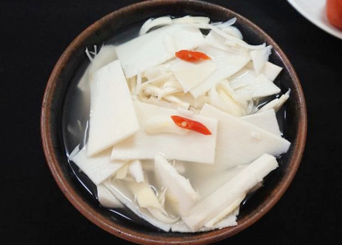 Gia đ&igrave;nh - Cuối tuần v&agrave;o bếp nấu m&oacute;n g&agrave; om măng chua ngon tuyệt (H&igrave;nh 2).