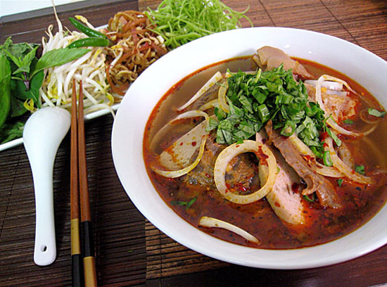 Gia đình - Tuyệt chiêu nấu bún bò Huế đơn giản tại nhà (Hình 2).