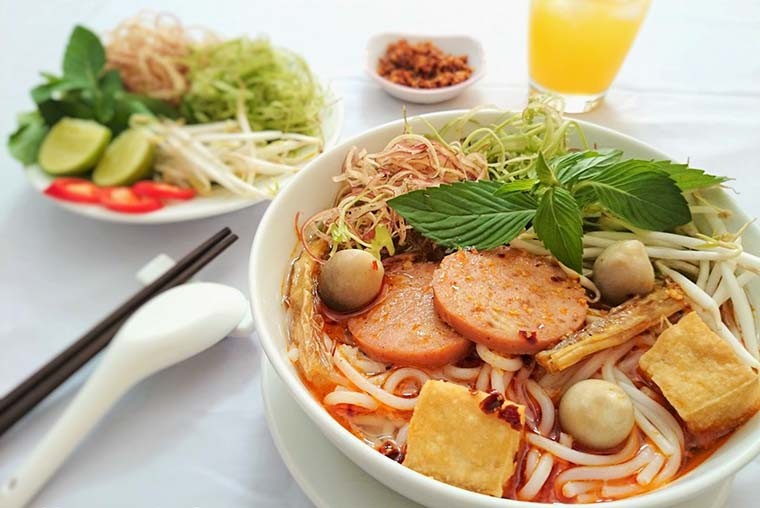 Gia đình - Món ngon mỗi ngày: Tuyệt chiêu nấu bún bò Huế chay cực hấp dẫn (Hình 3).