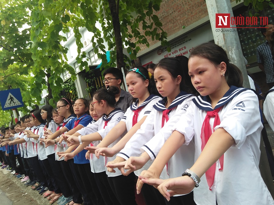 Đời sống - Hàng nghìn cô trò đứng dọc hai bên đường tiễn biệt nhà giáo Văn Như Cương  (Hình 35).