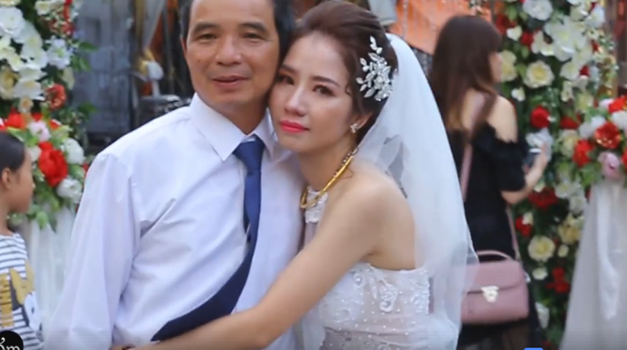 Đời sống - Bắc Giang: Khoảnh khắc bố tiễn con gái về nhà chồng khiến nhiều người rơi lệ (Hình 3).