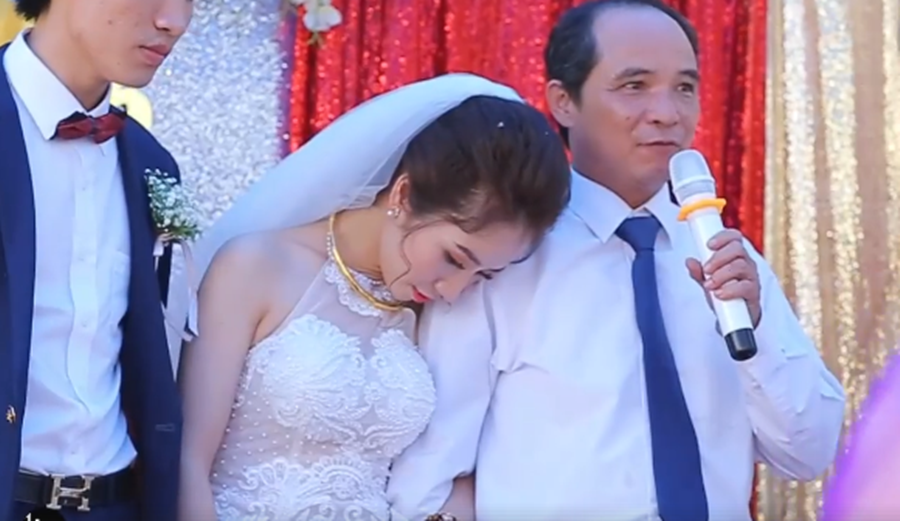 Đời sống - Bắc Giang: Khoảnh khắc bố tiễn con gái về nhà chồng khiến nhiều người rơi lệ
