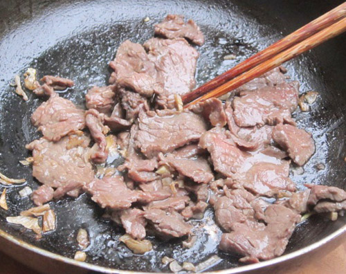Gia đình - Món ngon mỗi ngày: Thịt bò xào rau muống ngon đúng điệu (Hình 3).