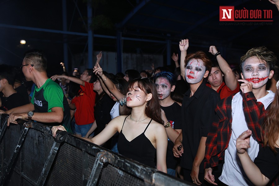 Cộng đồng mạng - Halloween 2017: Hơn 3000 bạn trẻ Hà thành cháy hết mình cùng Slim V, Soobin (Hình 9).