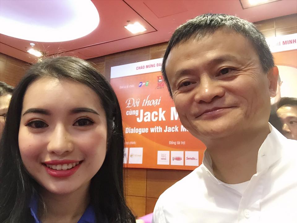 Cộng đồng mạng - Vẻ xinh đẹp của MC dẫn chương trình 'Đối thoại cùng Jack Ma'  (Hình 3).