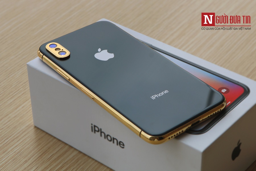 Trước thắc mắc của PV về giá thành của Iphone X mạ vàng ít người có thể có cơ hội sở hữu, ông Vũ Tấn Dương cho rằng dù giá hơi cao nhưng không phải là quá kén người dùng : “Iphone X mạ vàng có giá 47 triệu đồng bao gồm Iphone X bản 256Gb có giá 32 triệu đồng và 15 triệu đồng chi phí mạ vàng”.