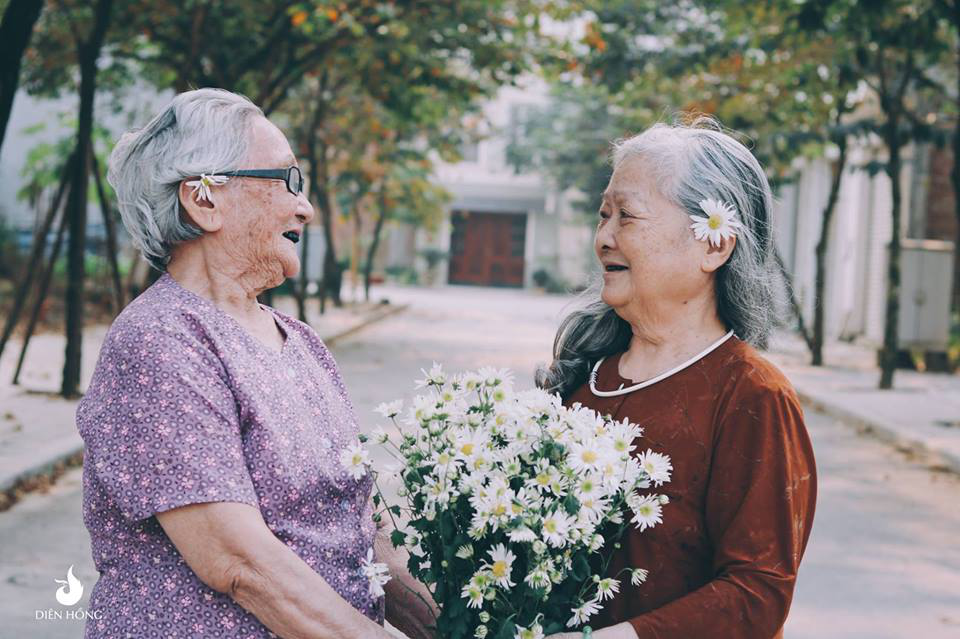 Thông qua bộ ảnh này, chị Hoàng Ngân muốn gửi gắm đến thông điệp: “Không bao giờ là quá muộn để ghi lại khoảnh khắc đẹp bên những người bạn thân và cũng đừng chờ đợi năm sau hay một lúc nào đó, bởi nếu không phải bây giờ thì sẽ là bao giờ?