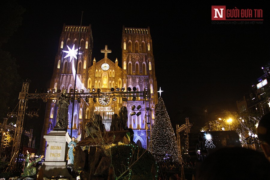 Dân sinh - Chùm ảnh: “Biển người” đổ về Nhà thờ lớn Hà Nội trong đêm Noel (Hình 2).