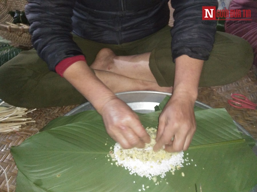 Văn hoá - Chùm ảnh: Bánh chưng “Lưng Gù” lạ mắt ngày Tết Nguyên đán