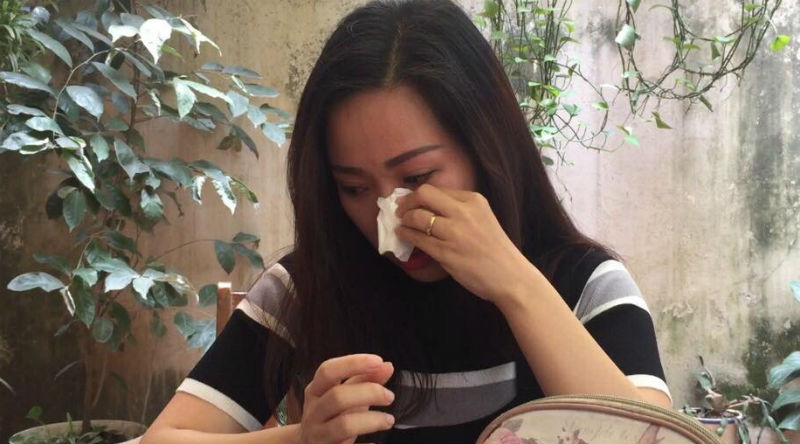 Ph&iacute;a sau những cuộc h&ocirc;n nh&acirc;n tan vỡ: C&ocirc; g&aacute;i xinh đẹp bật kh&oacute;c khi nhắc về chuyện của bố mẹ (3)