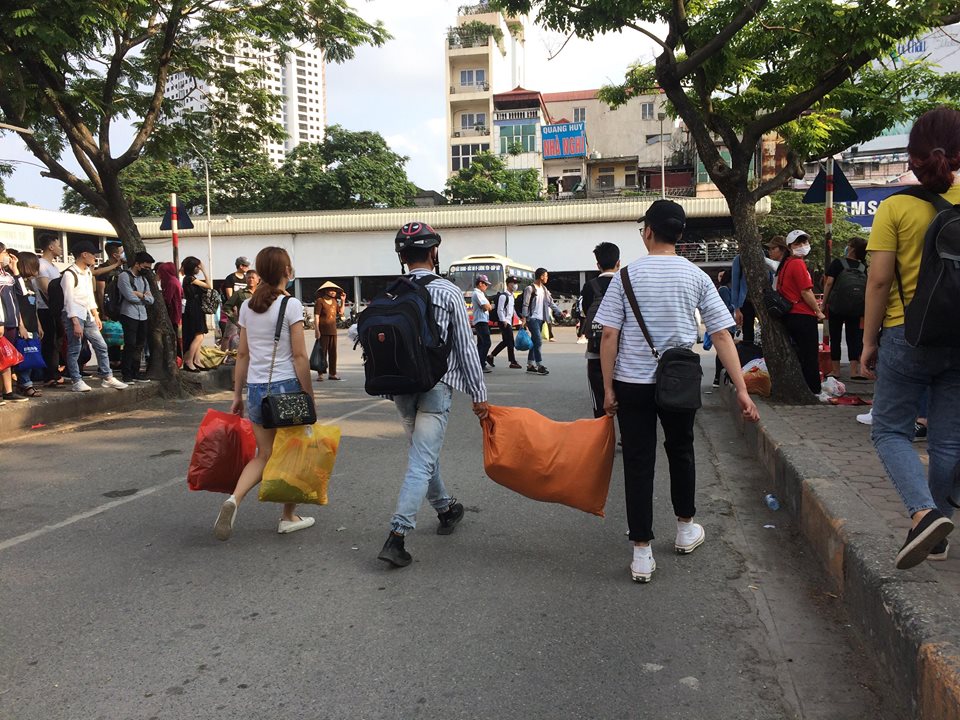 Những bao tải hành lý nặng cần sự trợ giúp của bạn đồng hành.