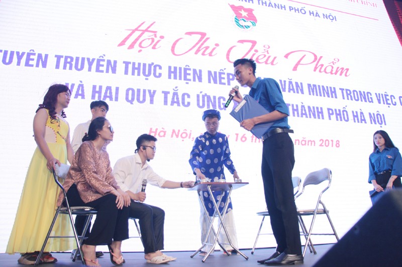 Nếp sống văn minh trong tiệc cưới được tái hiện trên sân khấu (Hình 2).