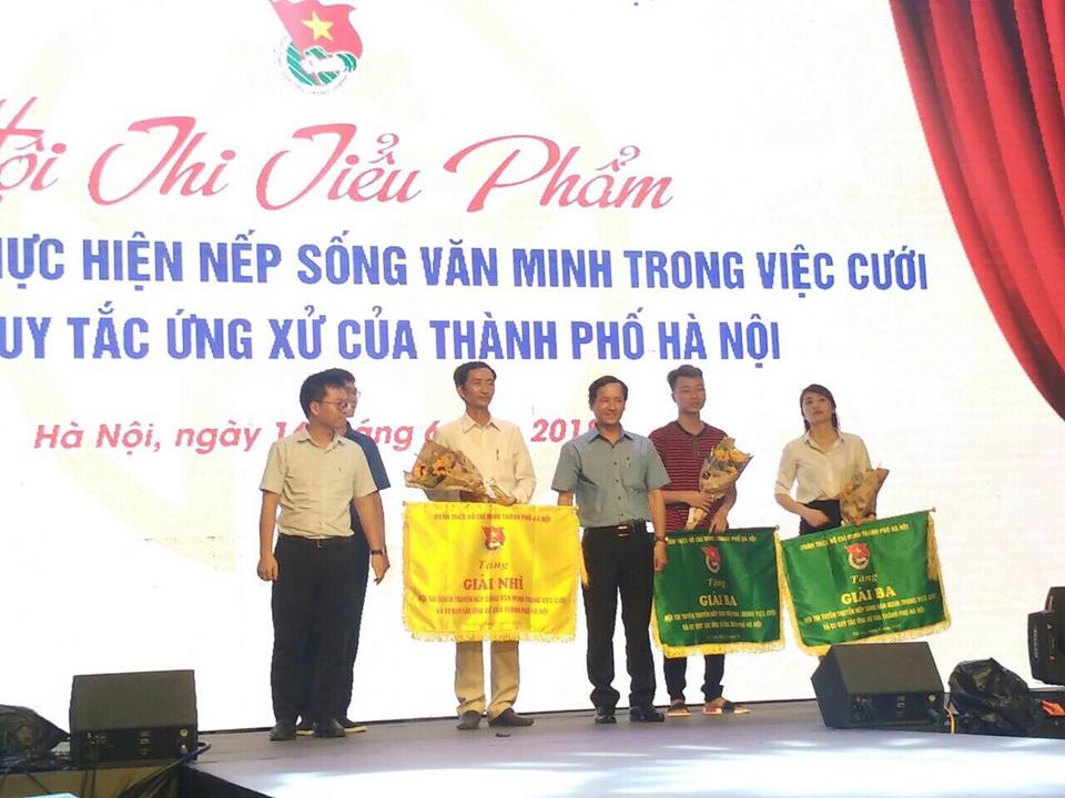 Nếp sống văn minh trong tiệc cưới được tái hiện trên sân khấu (Hình 3).