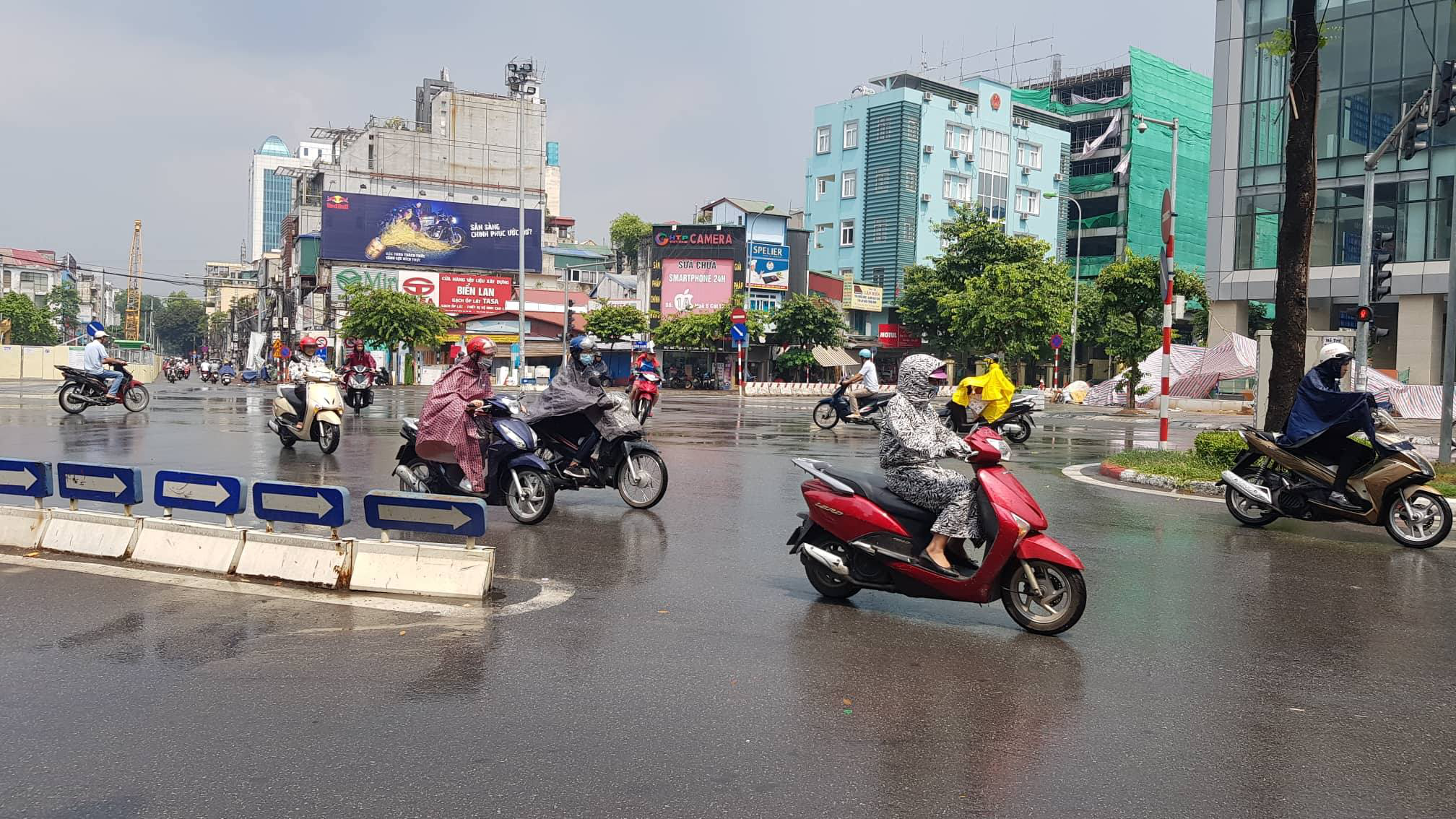 Đường phố Hà thành được 'giải khát' sau cơn mưa rào chóng vánh (Hình 5).