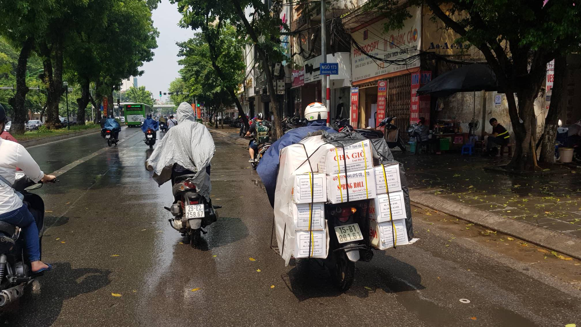 Đường phố Hà thành được 'giải khát' sau cơn mưa rào chóng vánh (Hình 9).