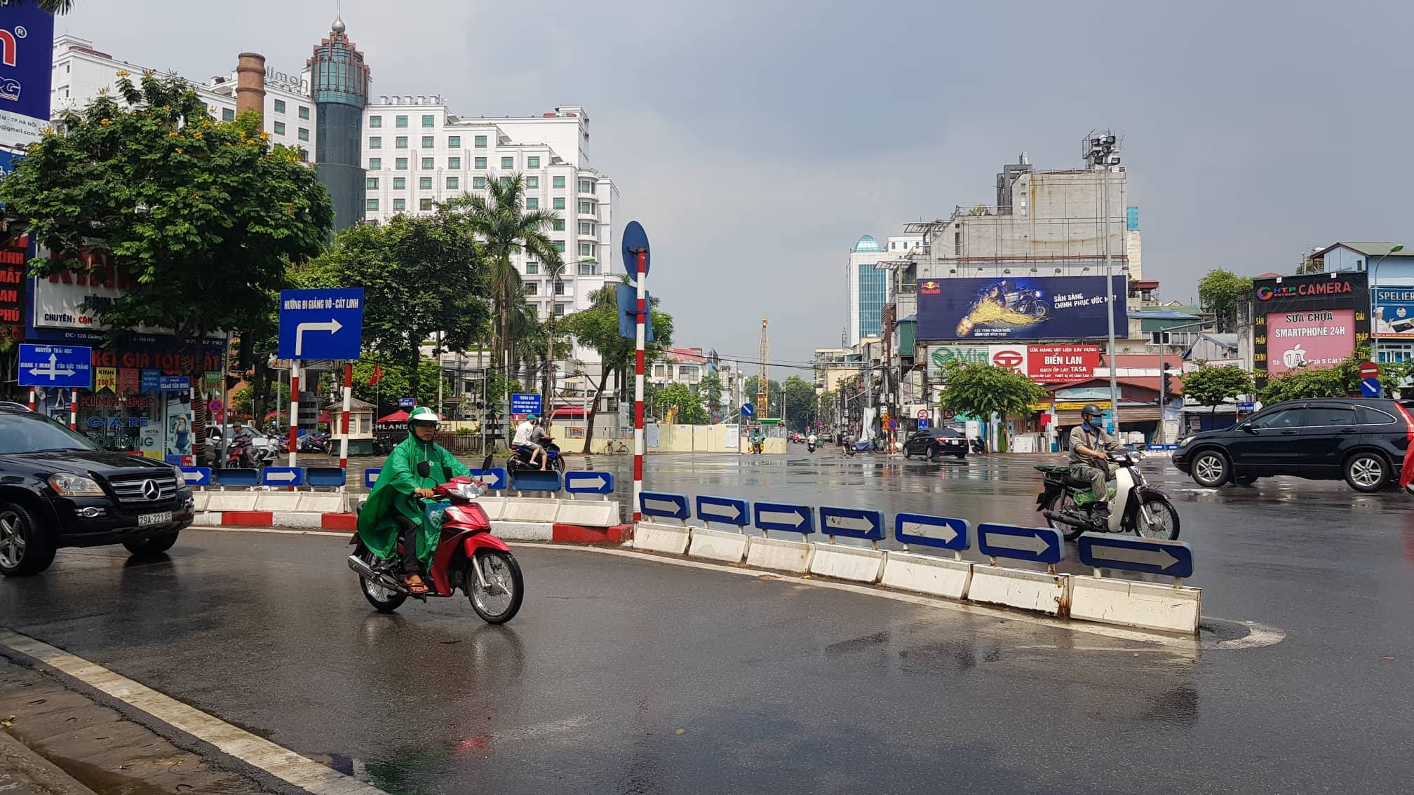 Đường phố Hà thành được 'giải khát' sau cơn mưa rào chóng vánh (Hình 6).