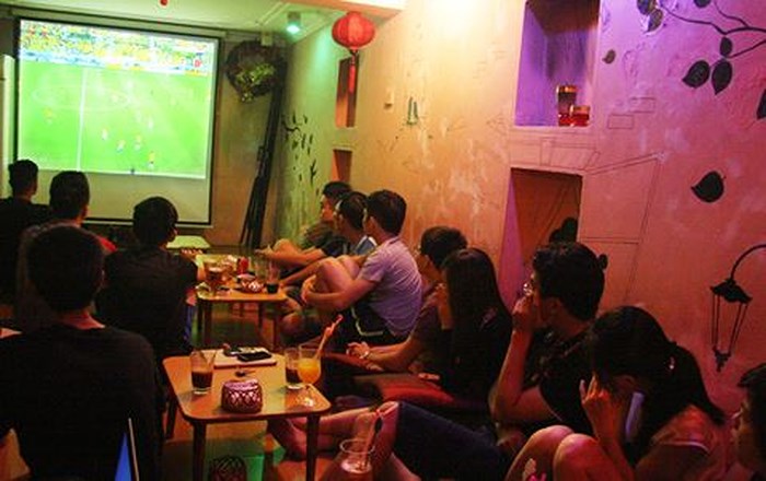 Thanh niên mất người yêu vì để bạn gái xem World Cup với bạn thân