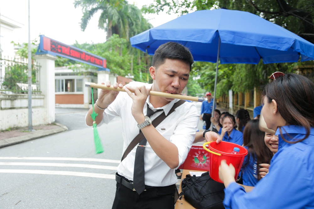 Thí sinh mang xô, chậu, rổ… đến trường Sân khấu Điện ảnh Hà Nội (Hình 3).