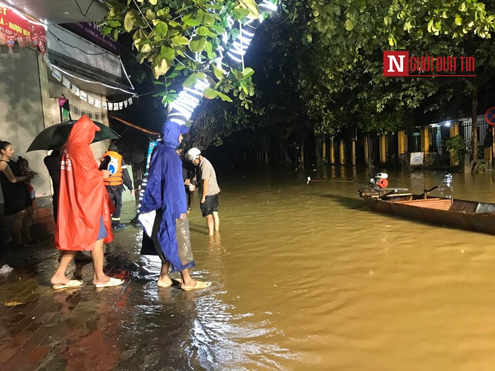 Tin nhanh - Mưa lũ ở Yên Bái: Trắng đêm chờ nước rút