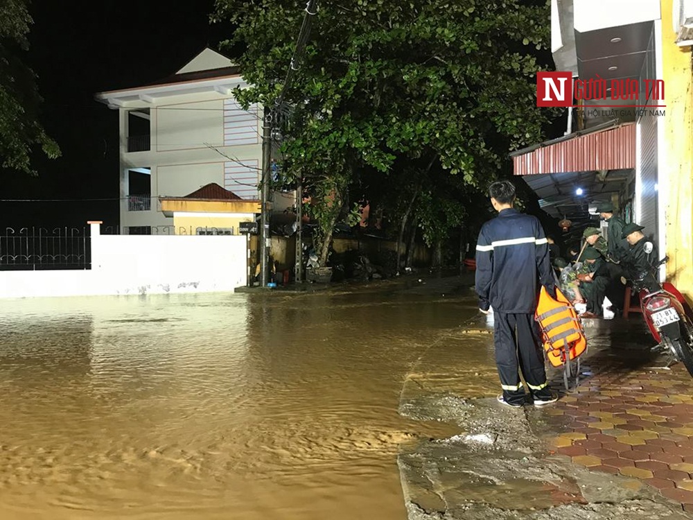 Tin nhanh - Mưa lũ ở Yên Bái: Trắng đêm chờ nước rút (Hình 10).