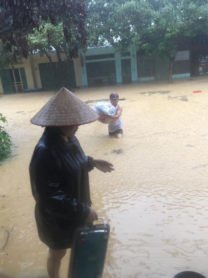 Tin nhanh - Chùm ảnh: TP.Yên Bái chìm trong biển nước  (Hình 12).