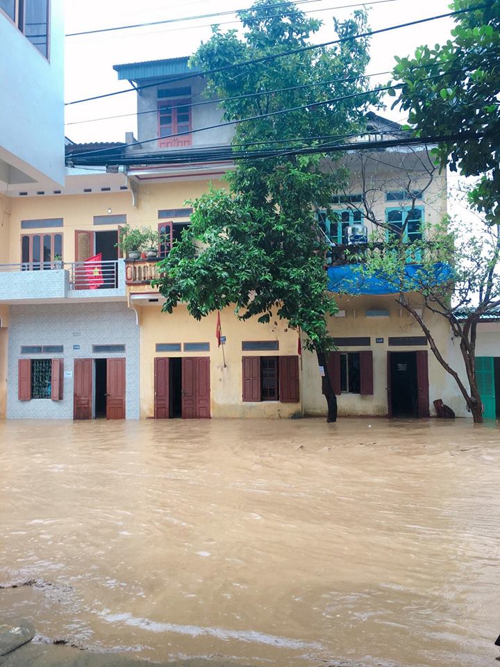 Tin nhanh - Chùm ảnh: TP.Yên Bái chìm trong biển nước  (Hình 4).