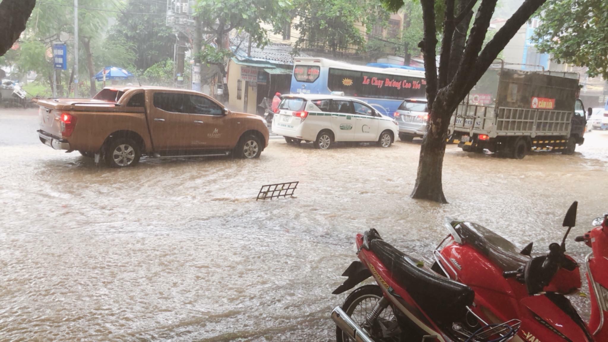 Tin nhanh - Chùm ảnh: TP.Yên Bái chìm trong biển nước  (Hình 3).