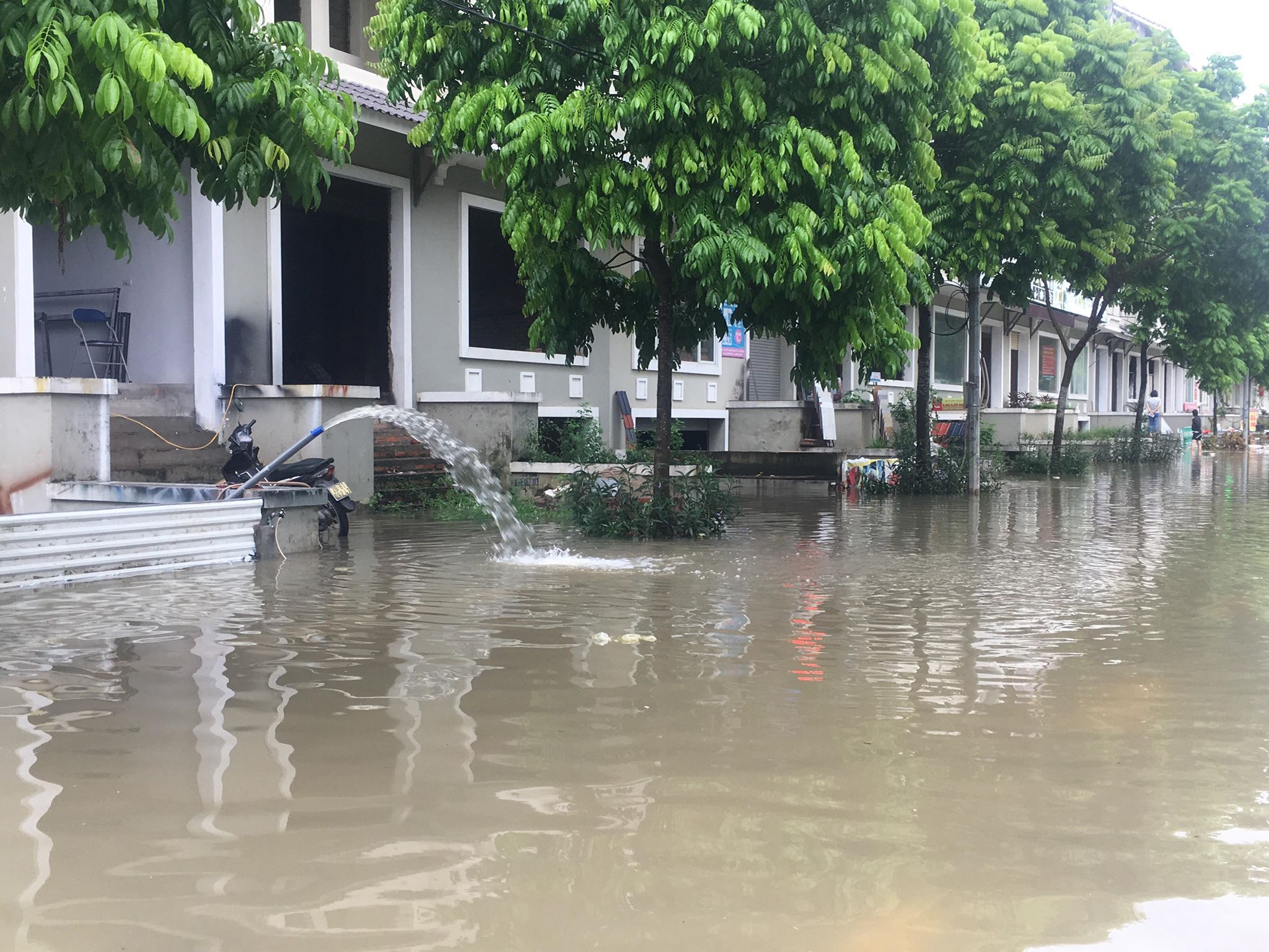 Tin nhanh - Hàng loạt biệt thự 'ngắc ngoải' sau cơn mưa lớn ở Hà Nội (Hình 9).