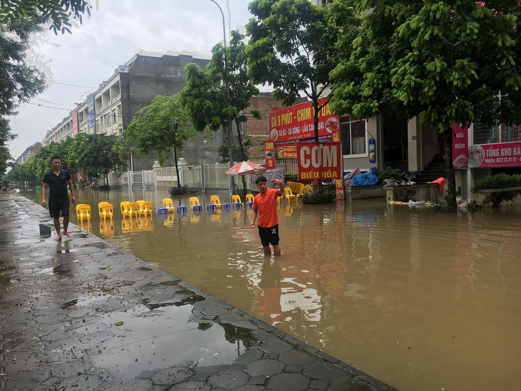 Tin nhanh - Hàng loạt biệt thự 'ngắc ngoải' sau cơn mưa lớn ở Hà Nội (Hình 10).