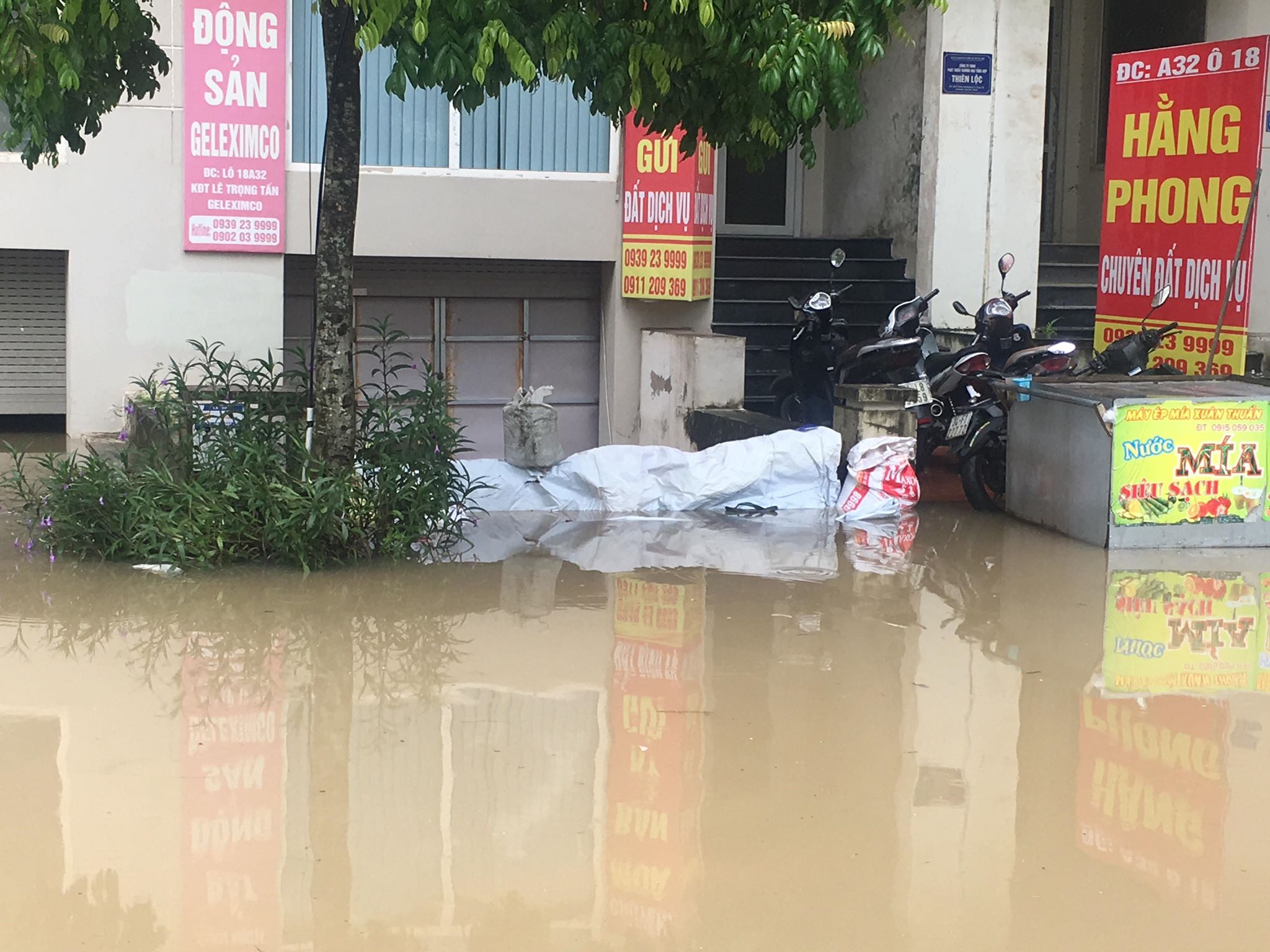 Tin nhanh - Hàng loạt biệt thự 'ngắc ngoải' sau cơn mưa lớn ở Hà Nội (Hình 2).