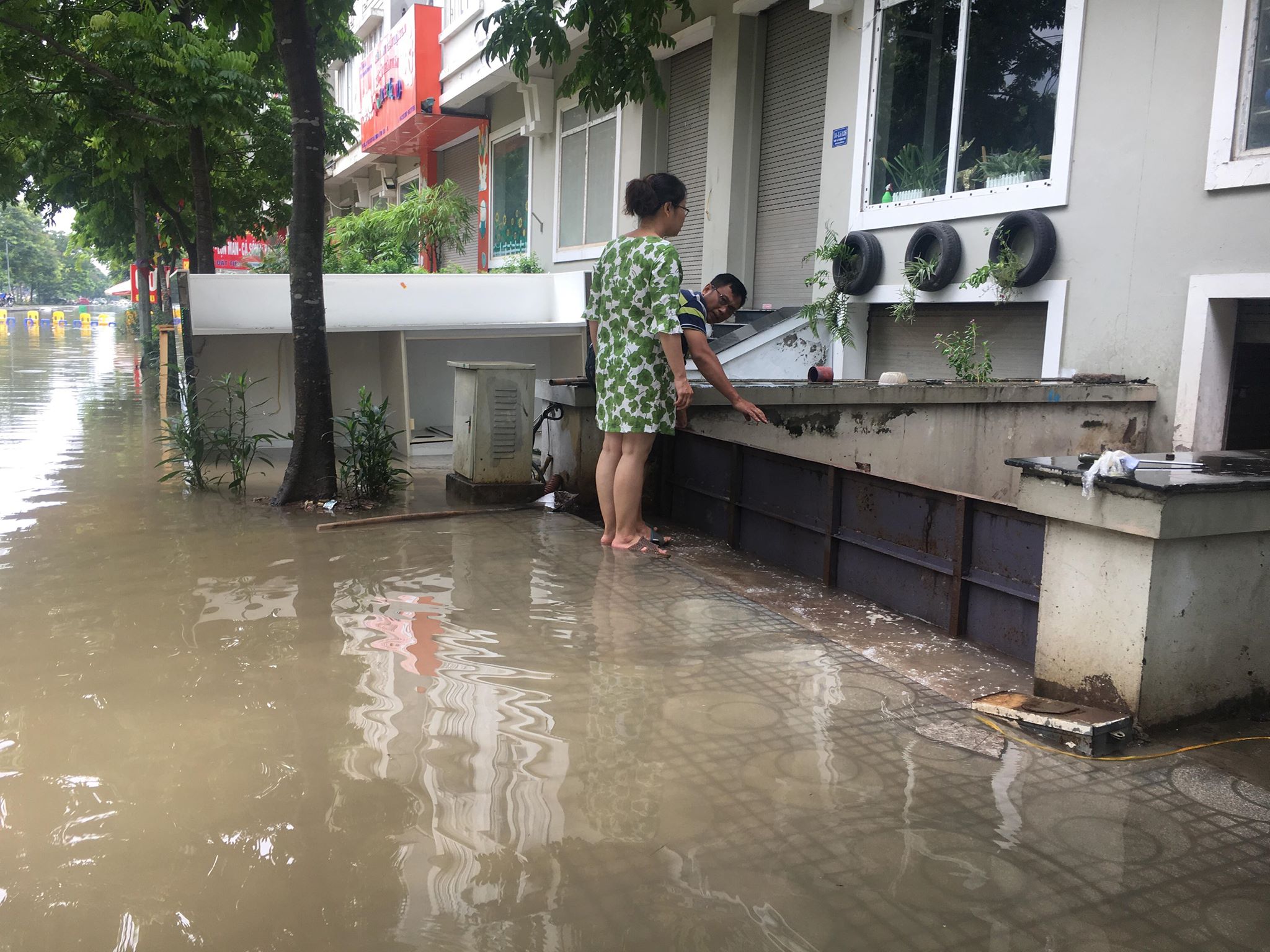 Tin nhanh - Hàng loạt biệt thự 'ngắc ngoải' sau cơn mưa lớn ở Hà Nội (Hình 3).