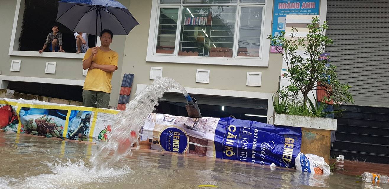 Tin nhanh - Hàng loạt biệt thự 'ngắc ngoải' sau cơn mưa lớn ở Hà Nội (Hình 5).