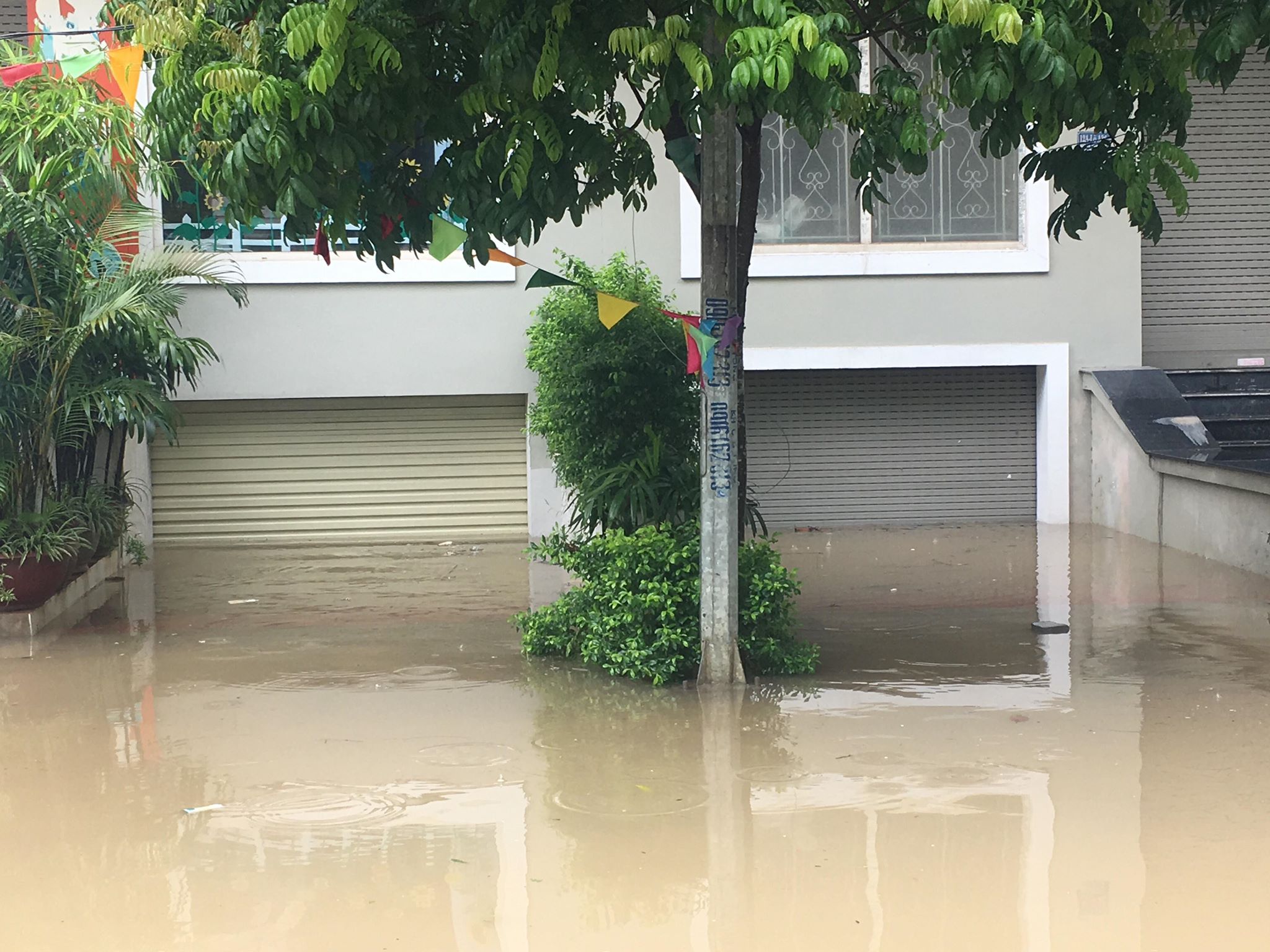 Tin nhanh - Hàng loạt biệt thự 'ngắc ngoải' sau cơn mưa lớn ở Hà Nội (Hình 7).