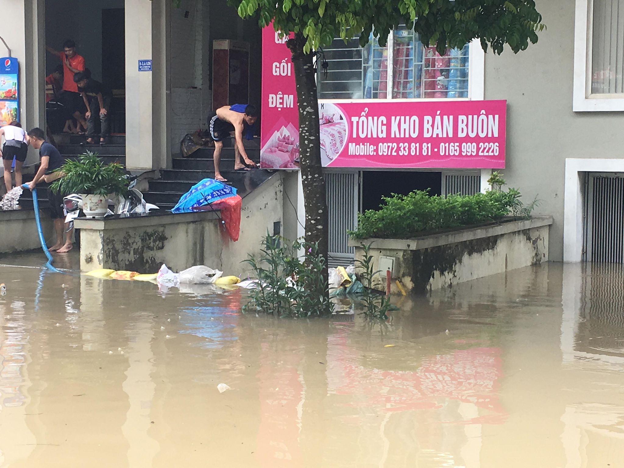 Tin nhanh - Hàng loạt biệt thự 'ngắc ngoải' sau cơn mưa lớn ở Hà Nội (Hình 8).