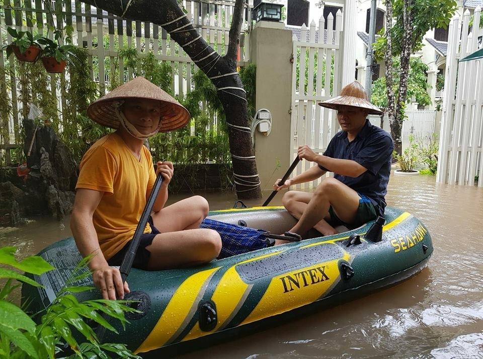 Tin nhanh - Những khoảnh khắc cười ra nước mắt ngày Hà Nội ngập lụt