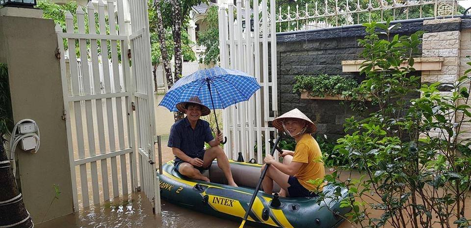 Tin nhanh - Những khoảnh khắc cười ra nước mắt ngày Hà Nội ngập lụt (Hình 2).