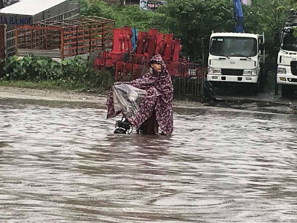 Tin nhanh - Hà Nội: Nhiều tuyến phố ngập sâu do ảnh hưởng hoàn lưu bão số 3 (Hình 4).