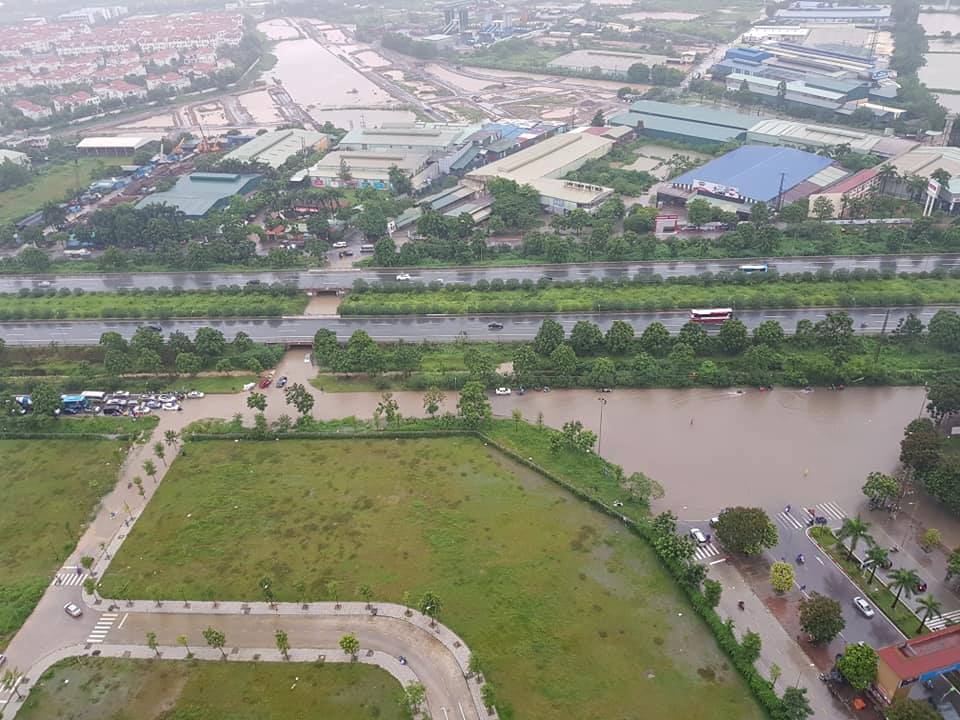 Tin nhanh - Hà Nội: Nhiều tuyến phố ngập sâu do ảnh hưởng hoàn lưu bão số 3 (Hình 2).