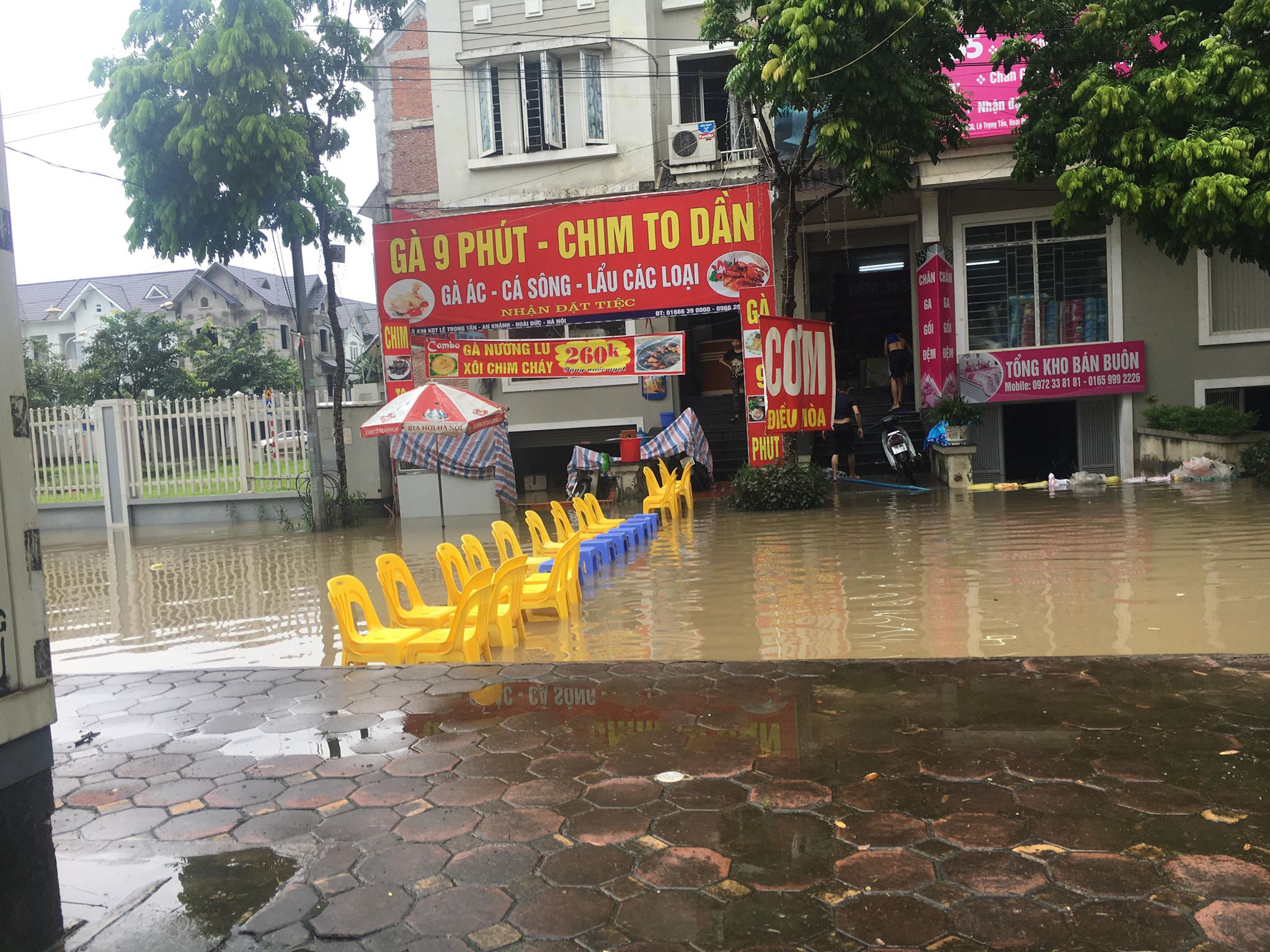 Tin nhanh - Những khoảnh khắc cười ra nước mắt ngày Hà Nội ngập lụt (Hình 5).