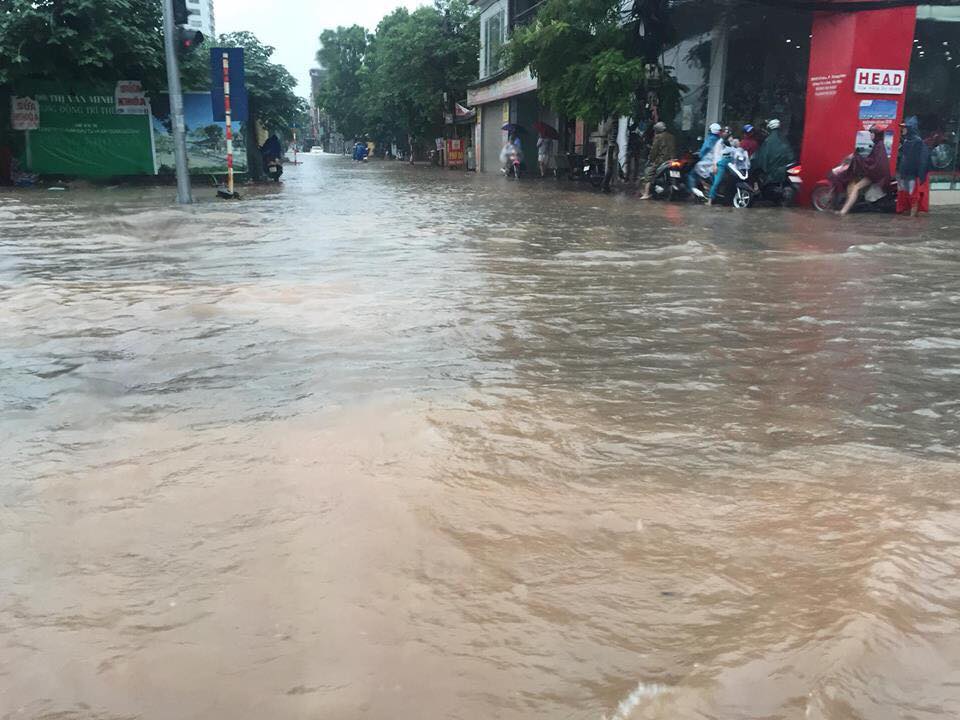 Tin nhanh - Hà Nội: Nhiều tuyến phố ngập sâu do ảnh hưởng hoàn lưu bão số 3 (Hình 6).