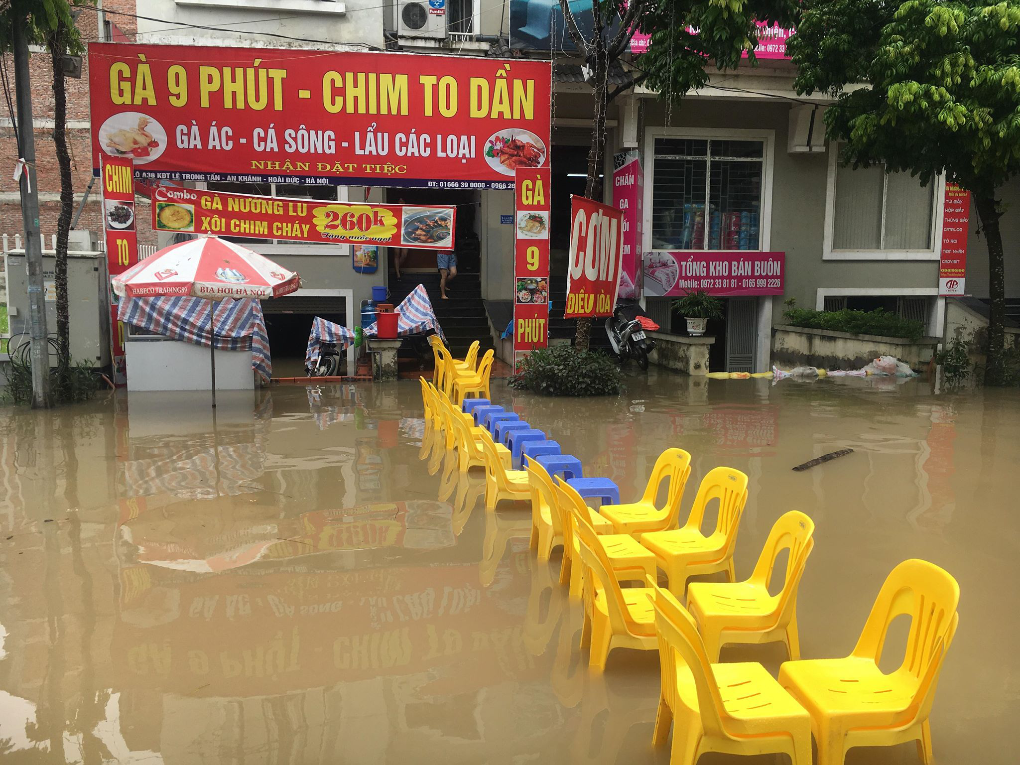 Tin nhanh - Những khoảnh khắc cười ra nước mắt ngày Hà Nội ngập lụt (Hình 6).