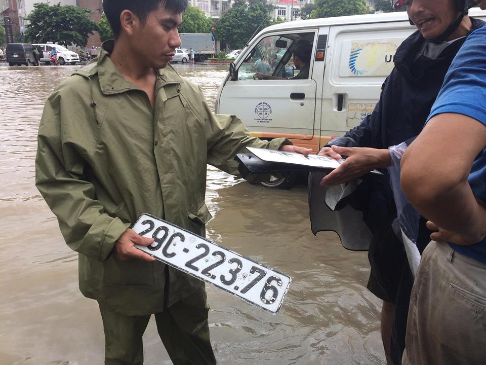 Tin nhanh - Tài xế méo mặt nhận cái kết đắng chát khi ô tô rơi biển số qua đường ngập (Hình 3).